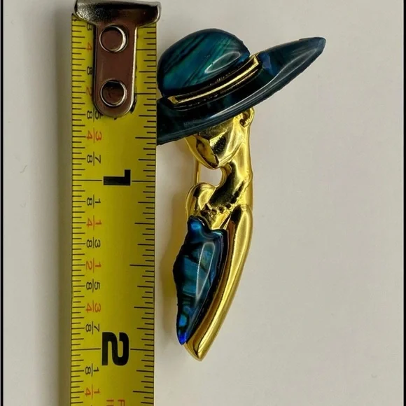Vintage Park Lane Art Deco-style lady in a hat brooch with green enamel - Picture 3 of 5